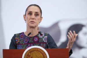 La presidenta de México, Claudia Sheinbaum, habla durante una rueda de prensa este jueves, en el Palacio Nacional de la Ciudad de México (México). EFE/Mario Guzmán