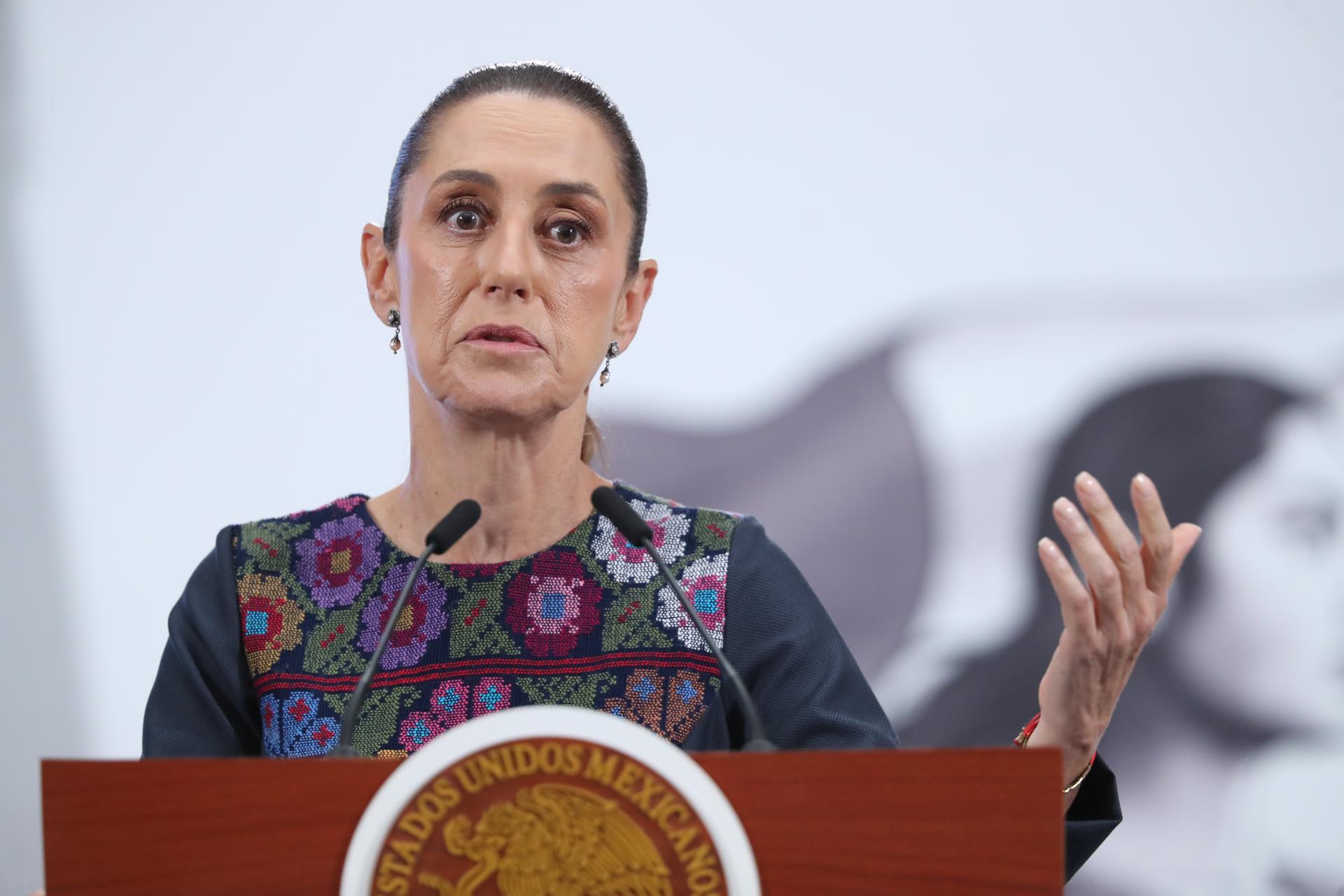 La presidenta de México, Claudia Sheinbaum, habla durante una rueda de prensa este jueves, en el Palacio Nacional de la Ciudad de México (México). EFE/Mario Guzmán