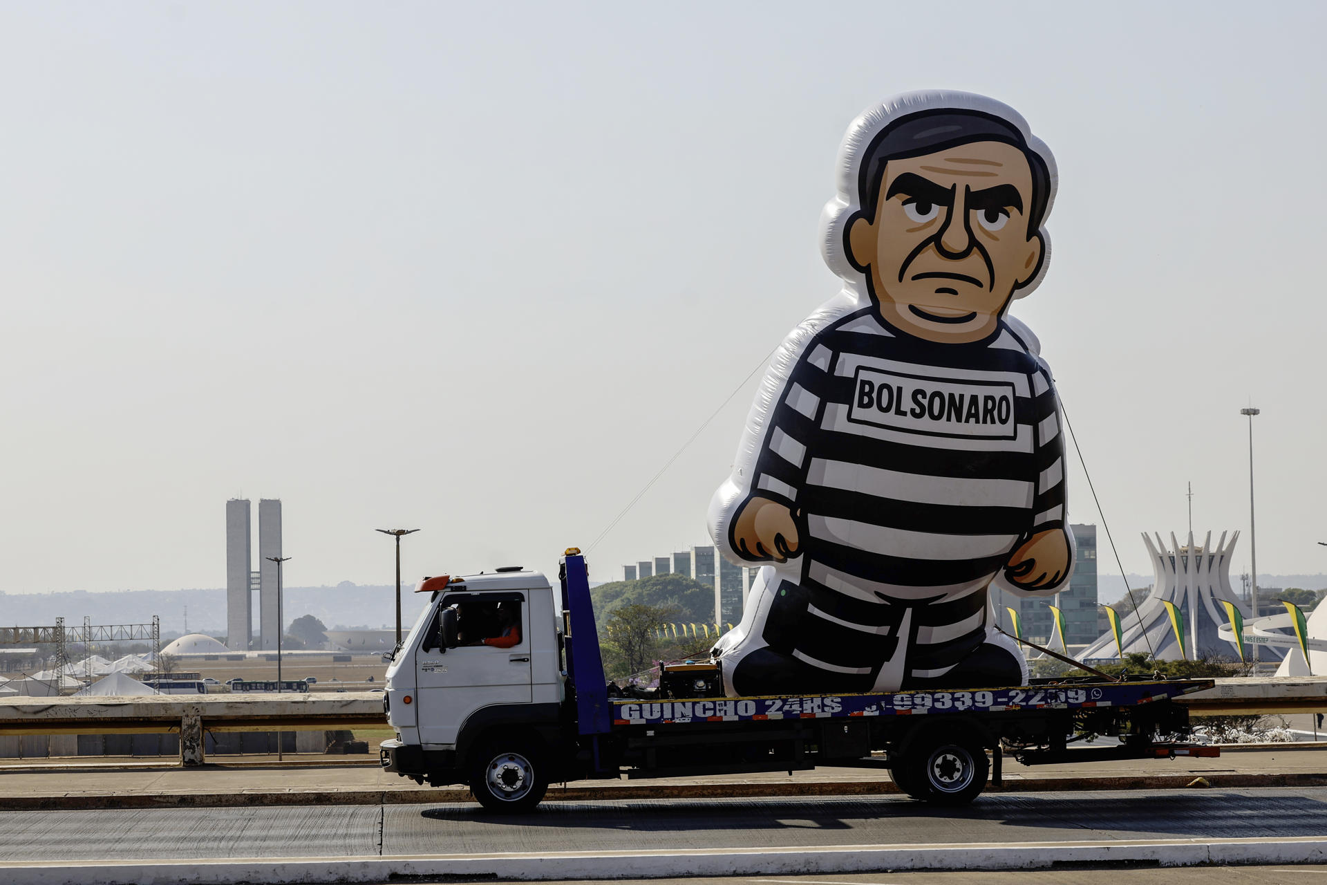 Fotografía que muestra un muñeco alusivo al expresidente de Brasil Jair Bolsonaro durante un desfile este 12 de septiembre de 2025, en Brasilia (Brasil). EFE/ Antonio Lacerda
