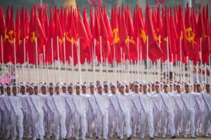 Hanói (Vietnam), 02/09/2025.- Un grupo enfundado en uniforme blanco porta la bandera nacional de Vietnam durante el desfile militar en Hanói para conmemorar el 80º Día Nacional del país. EFE/EPA/Vincent Thian / POOL