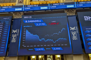 MADRID, 02/09/2025.- La Bolsa española incrementa su caída y baja el 1 % a mediodía, con lo que pierde el nivel de los 14.800 puntos, tras conocerse que la inflación en la zona euro repuntó una décima en agosto, hasta el 2,1 % interanual y en una jornada en la que volverá a cotizar Wall Street. EFE/ Vega Alonso