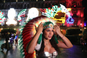 Una mujer con atuendo patriótico posa este sábado, en el Zócalo de Ciudad de México (México). EFE/Mario Guzmán
