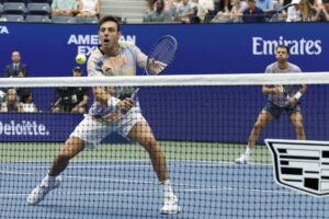 El español Marcel Granollers (i) y el argentino Horacio Zeballos (d) en acción contra los británicos Joe Salisbury y Neal Skupski durante las finales de dobles masculinos del Campeonato de Tenis Abierto de EE.UU. en el Centro Nacional de Tenis Billie Jean King de la USTA en Flushing Meadows, Nueva York (EE.UU.). EFE/JOHN G. MABANGLO