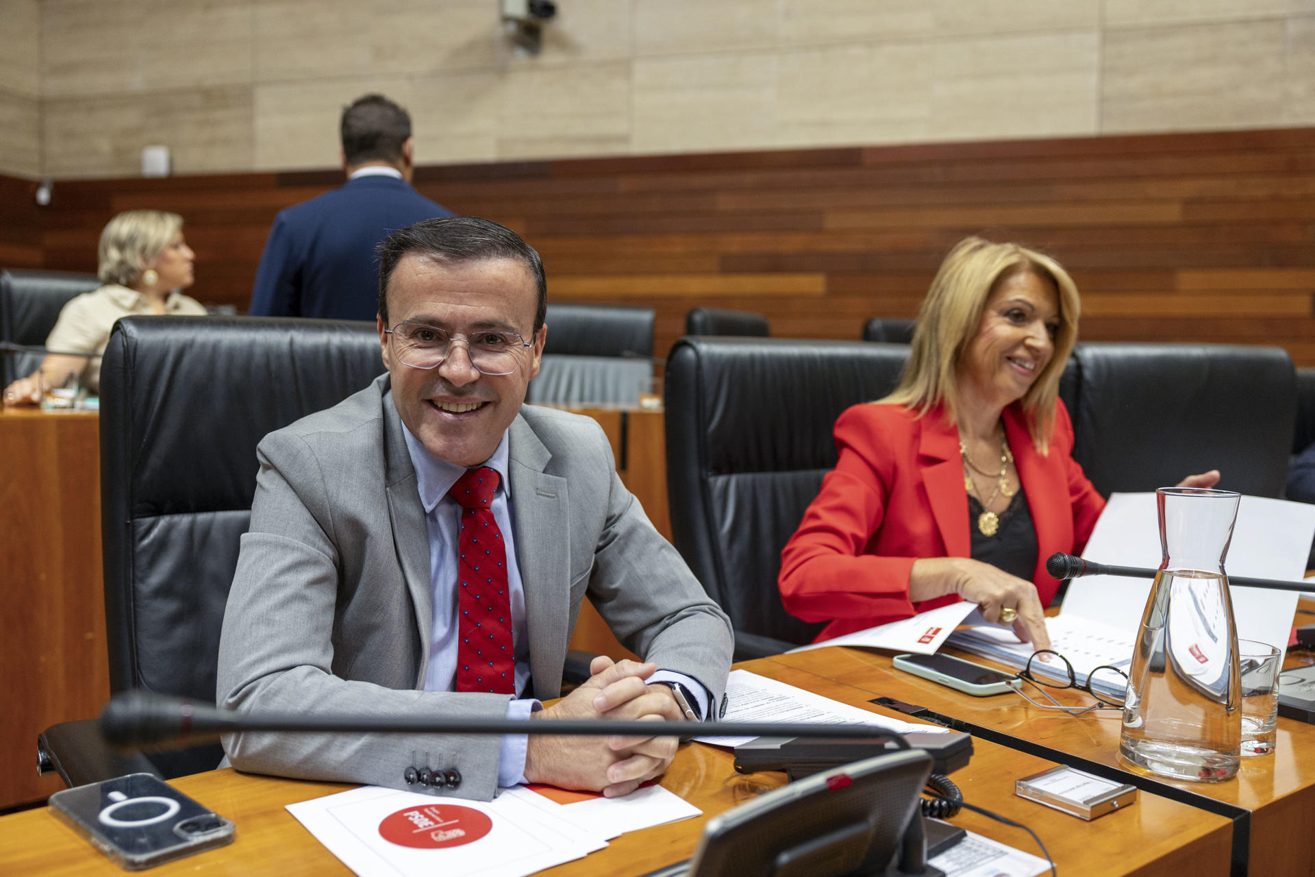 El secretario general y diputado por el PSOE Miguel Ángel Gallardo, en su escaño durante el pleno de la Asamblea de Extremadura, este jueves en Mérida EFE/ Jero Morales