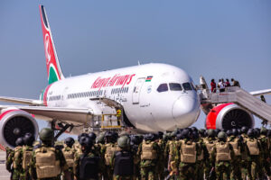 Fotografía de integrantes de un nuevo contingente de policías de Kenia respaldado por la ONU, en el Aeropuerto Internacional Toussaint Louverture, en Puerto Principe (Haití). EFE/ Mentor David Lorens