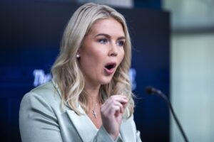 La portavoz de la Casa Blanca, Karoline Leavitt, al intervenir este martes, 9 de septiembre, durante una rueda de prensa, en Washington DC (EE.UU.). EFE/Jim Lo Scalzo