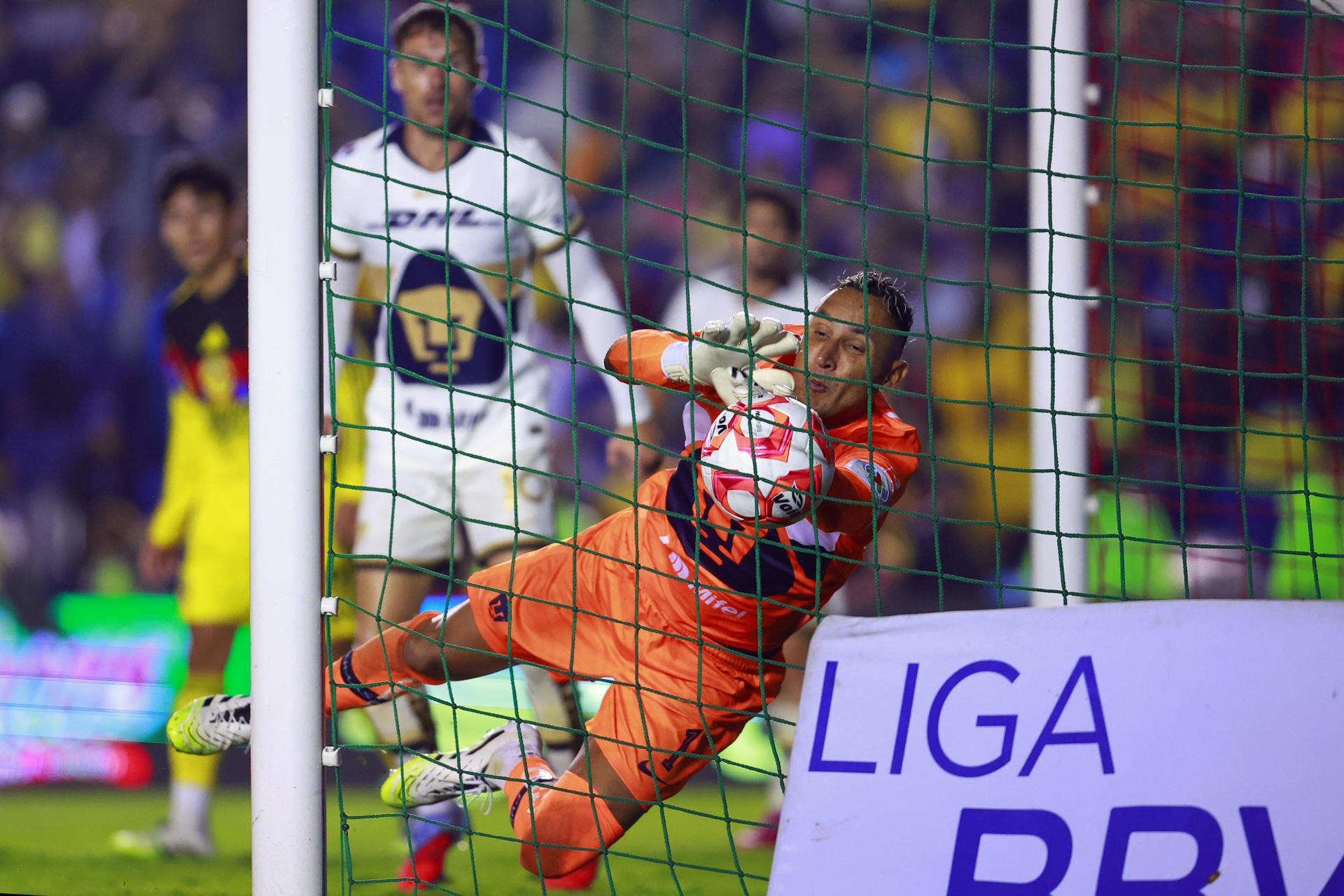 Keylor Navas de Pumas recibe un gol este sábado, en un partido de la jornada 11 de la Liga MX entre América y Pumas en el estadio Ciudad de los Deportes, en Ciudad de México (México). EFE/ Sáshenka Gutiérrez
