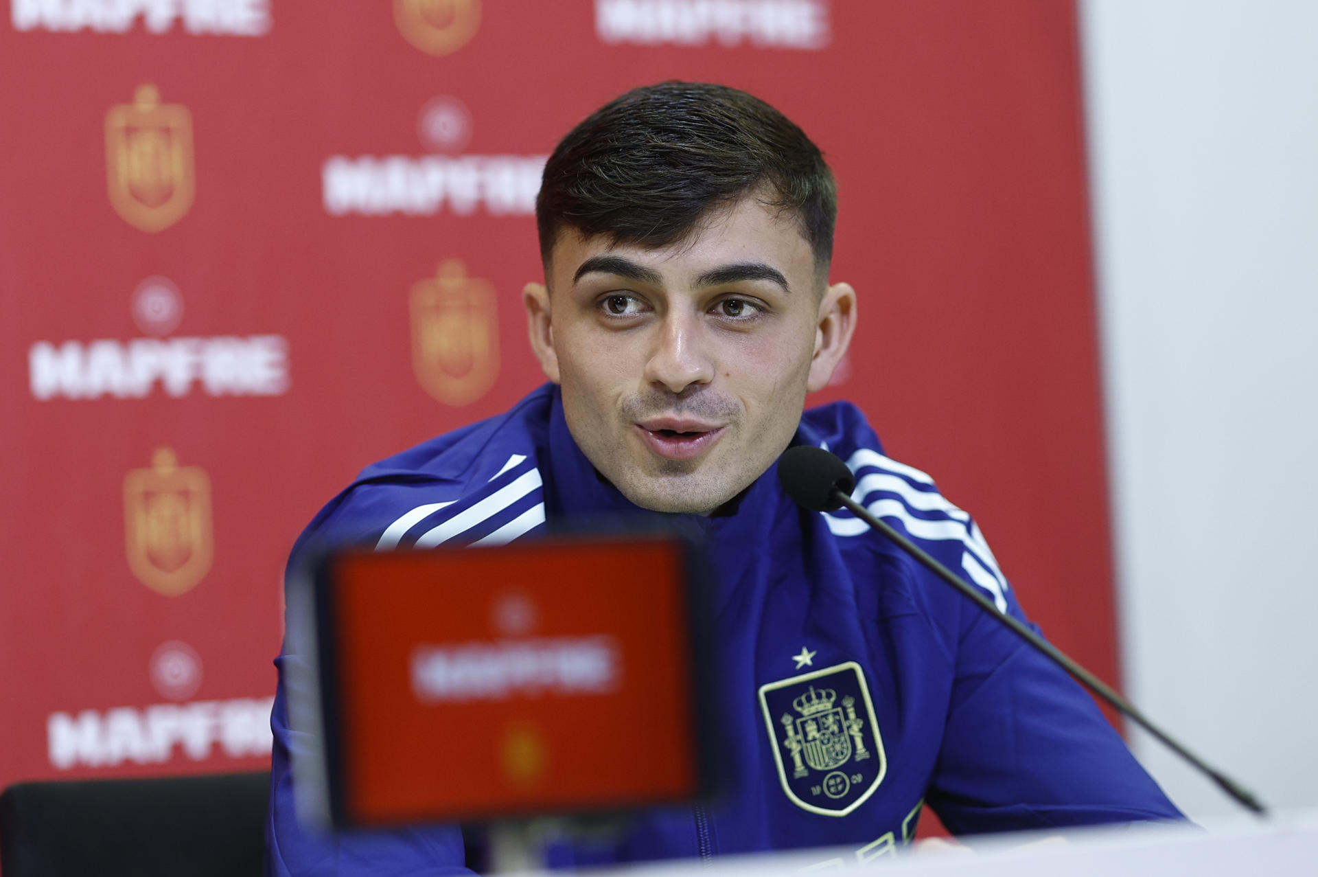 Pedri durante la rueda de prensa posterior al entrenamiento de la selección española, este martes, en la Ciudad del Fútbol de Las Rozas. EFE/ Rodrigo Jiménez