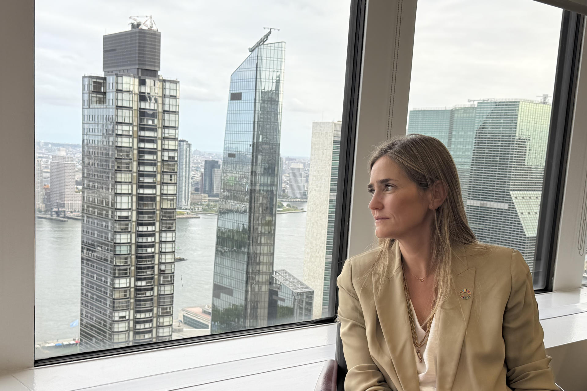 La vicepresidenta tercera del Gobierno y Ministra para la Transición Ecológica de España, Sara Aagesen Muñoz, habla durante una entrevista con EFE este lunes, en la sede de la Misión Permanente de España ante las Naciones Unidas, en Nueva York (Estados Unidos). El Consejo de Ministros actualizará este martes los objetivos medioambientales de la estrategia de protección marina, ha anunciado Sara Aagesen. EFE/ Guillermo Azábal
