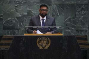 El presidente de Guyana, Mohamed Irfaan Ali, habla durante el Debate General del 80º período de sesiones de la Asamblea General de las Naciones Unidas. EFE/EPA/SARAH YENESEL