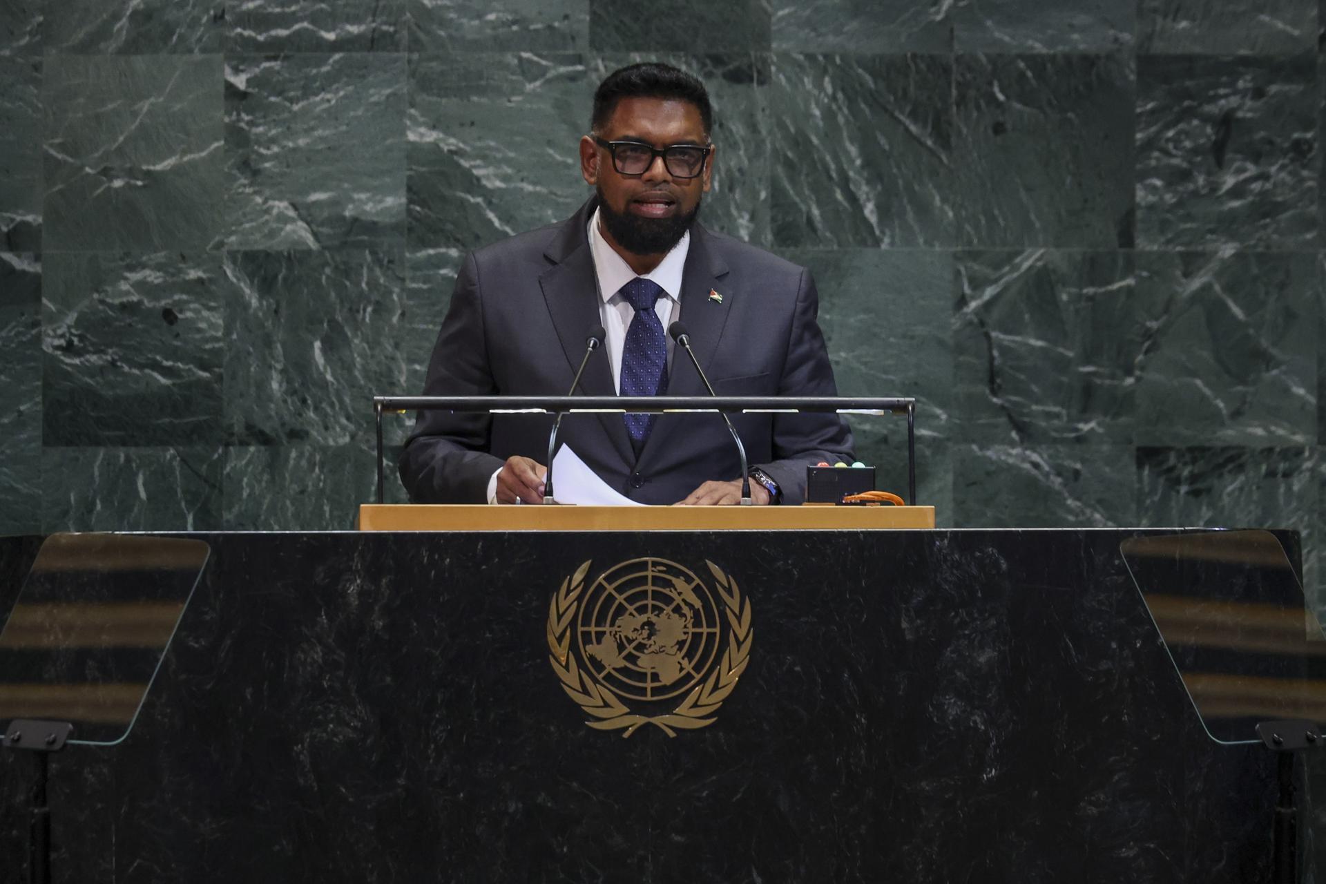 El presidente de Guyana, Mohamed Irfaan Ali, habla durante el Debate General del 80º período de sesiones de la Asamblea General de las Naciones Unidas. EFE/EPA/SARAH YENESEL