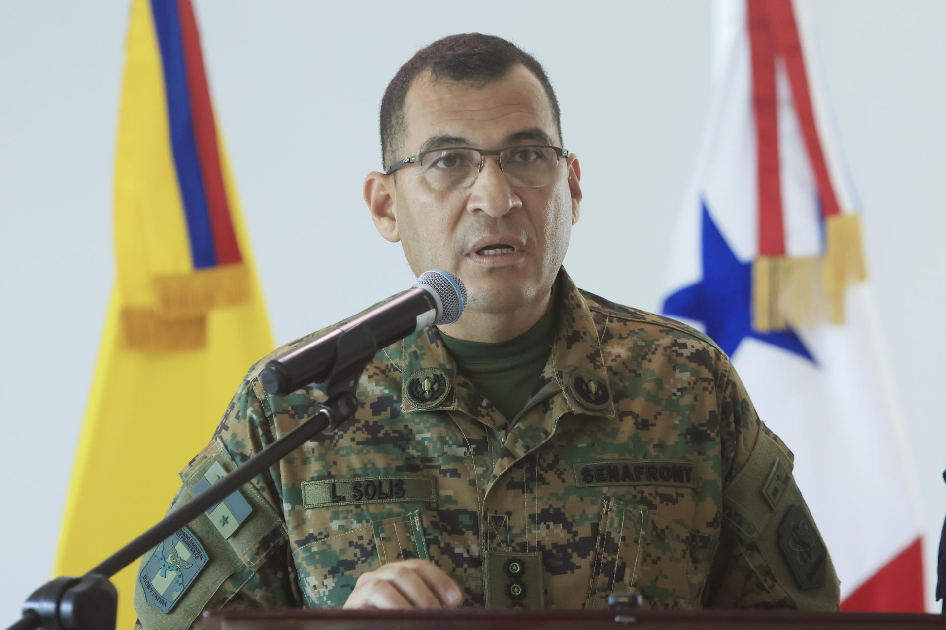 El director general del Servicio Nacional de Fronteras (Senafront) de Panamá, Larry Solís Velásquez, habla en una rueda de prensa este jueves, en Cartagena (Colombia). EFE/ Ricardo Maldonado Rozo
