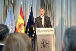 El rey Felipe VI de España habla durante un encuentro con una representación de la colectividad española este lunes, de la Embajada en la Misión Permanente ante las Naciones Unidas, en Nueva York (Estados Unidos). EFE/ Alberto Boal