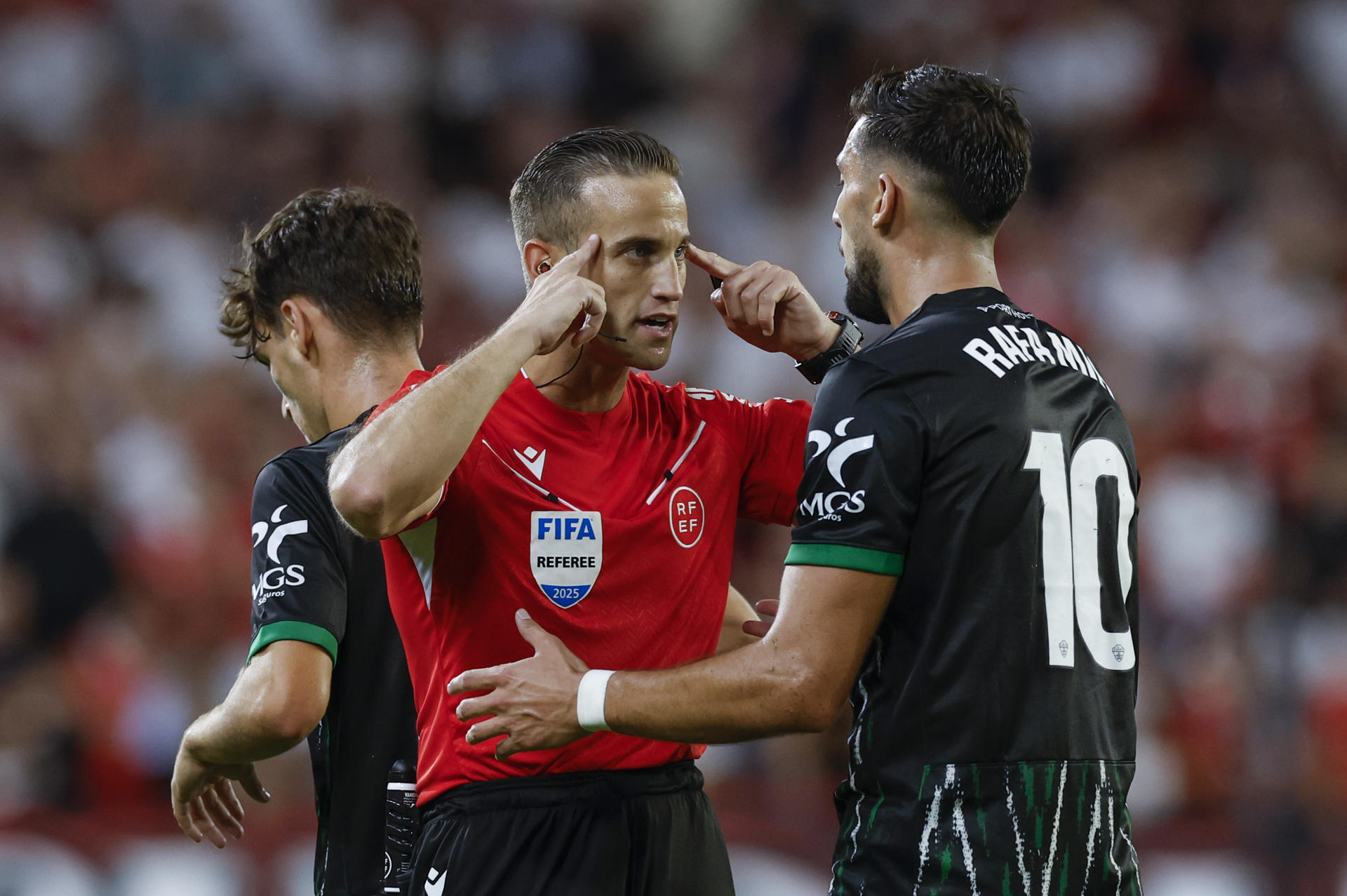 El árbitro Javier Alberola y Rafa Mir. EFE/Julio Muñoz