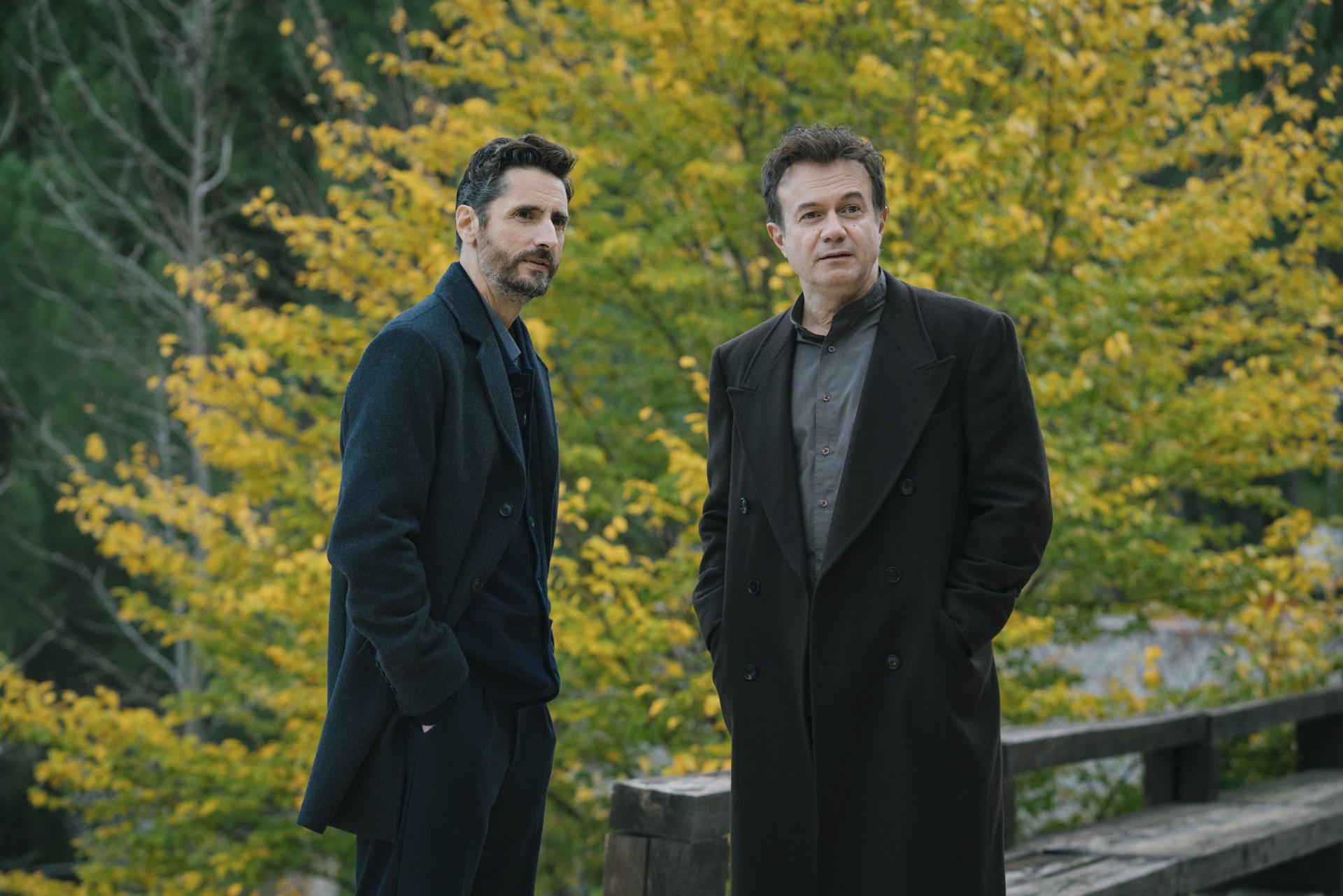 Los actores Juan Diego Botto (i) y Tristán Ulloa (d), en la serie "El centro". Las series de octubre van de expresidentes, los cuatro de España en la docuserie ‘La última llamada’, del mundo del toreo en tono cómico con ‘La Suerte’, el spin-off de ‘It’ en formato serie con ‘It: Bienvenidos a Derry’ o de la cuarta y esperada temporada de ‘The Witcher’. Acción, espionaje y asesinatos es lo que trae 'El Centro', nueva serie original Movistar Plus+ (9 octubre) con Juan Diego Botto, Elena Martín Gimeno, Israel Elejalde, Elisabet Casanovas, Clara Segura, Tristán Ulloa, David Lorente y Nacho Sánchez en un reparto de lujo para adentrarse en el corazón del CNI (Centro Nacional de Inteligencia de España).EFE/Movistar Plus+***SOLO USO EDITORIAL/SOLO DISPONIBLE PARA ILUSTRAR LA NOTICIA QUE ACOMPAÑA (CRÉDITO OBLIGATORIO)***
