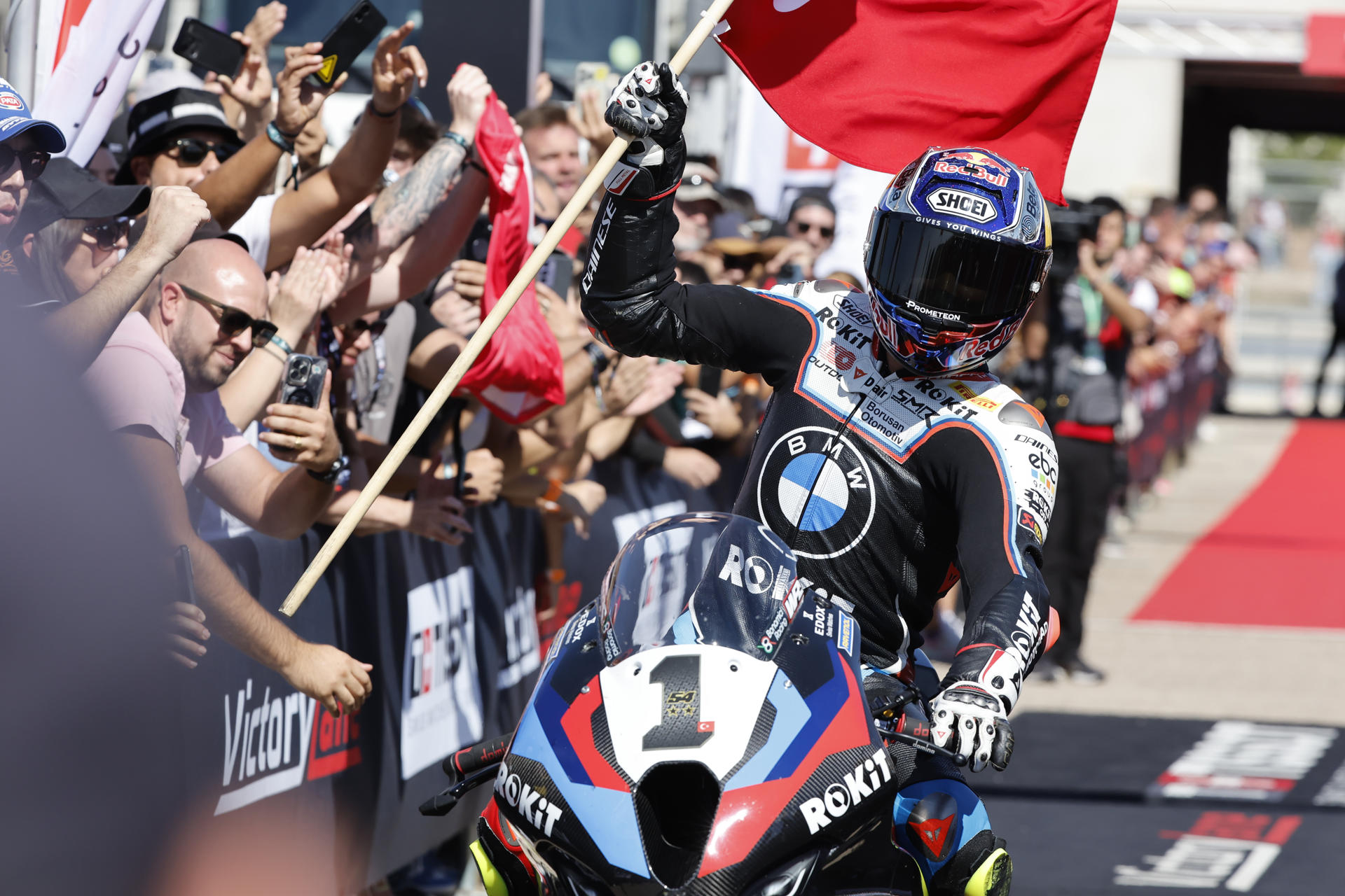 El turco Toprak Razgatlioglu (BMW) (c) ha logrado su decimotercera victoria consecutiva en el Mundial de Superbike al imponerse en la primera carrera del Gran Premio de Aragón, que se disputa en el circuito de MotorLand, en Alcañiz (Teruel), en la que el español Álvaro Bautista (Ducati) se cayó y no pudo terminar. EFE/Javier Cebollada

