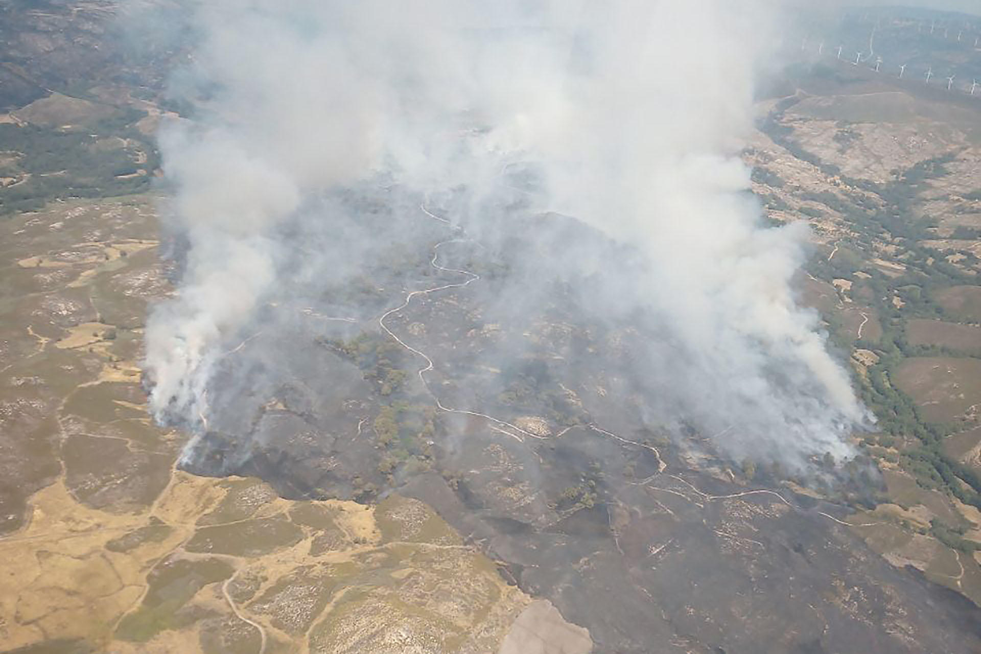 El incendio de Castromil en Zamora, evoluciona positivamente. Los incendios forestales declarados este fin de semana en zonas del norte de la península muestran evoluciones diferentes. El de Carballeda de Valdeorras (Ourense), con 500 hectáreas quemadas, sigue activo y el viento dificulta su extinción, mientras el de Urraúl Alto (Navarra) está estabilizado y el de Castromil (Zamora) prácticamente petrimetrado. EFE/ Junta De Castilla Y León. SOLO USO EDITORIAL/SOLO DISPONIBLE PARA ILUSTRAR LA NOTICIA QUE ACOMPAÑA (CRÉDITO OBLIGATORIO)