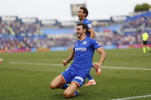 El lateral del Getafe Juan Iglesias celebra tras anotar el gol del empate durante el partido de la jornada 7 de LaLiga EA Sports que disputaron Getafe y Levante este sábado en el estadio Coliseum. EFE/ Rodrigo Jiménez