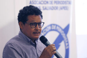 Fotografía de archivo del presidente de la Asociación de Periodistas de El Salvador (APES), Sergio Aráuz, durante una conferencia, en Antiguo Cuscatlán (El Salvador). EFE/Rodrigo Sura