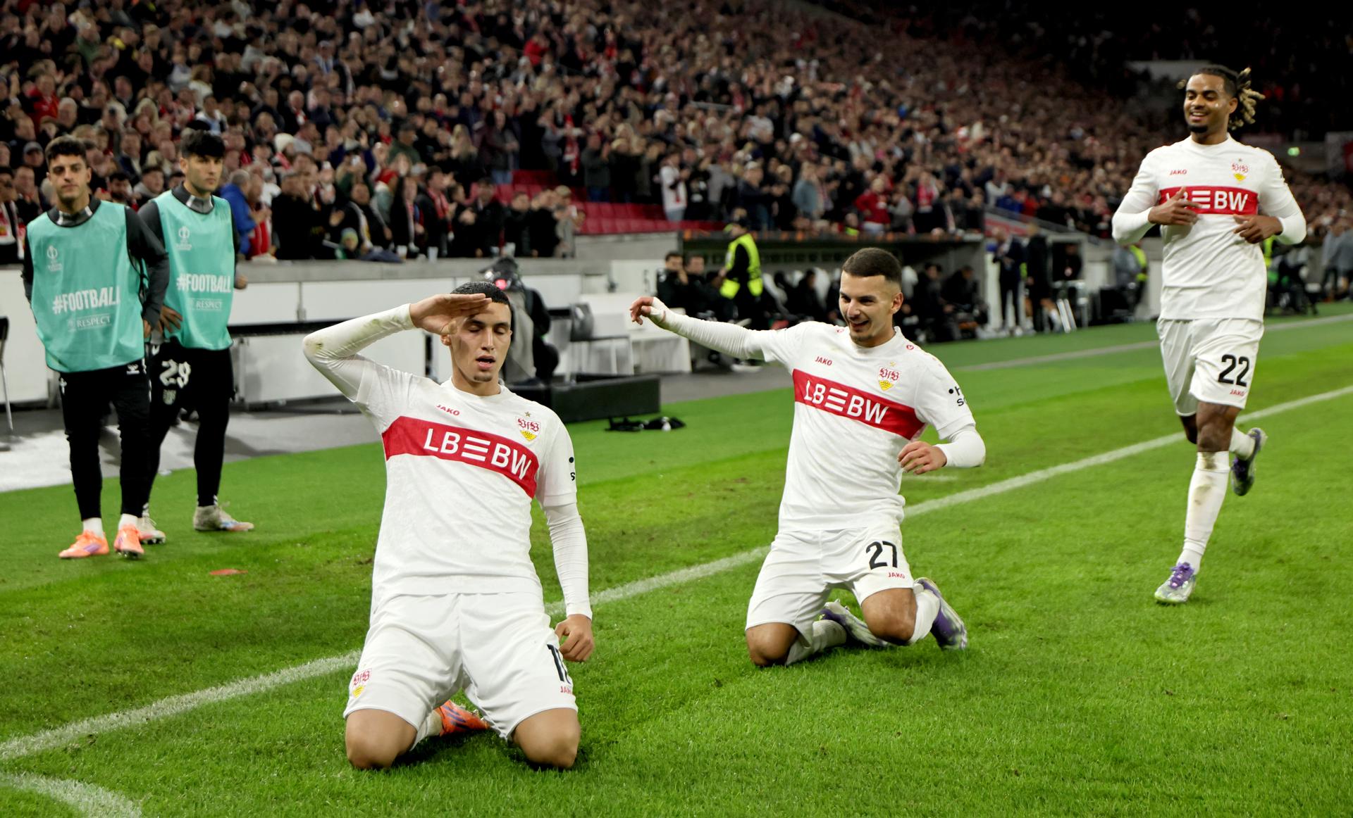 El jugador del Stuttgart Bilal El Khannouss celebra con sus compañeros el 2-0durante el partido de la UEFA Europa League entre VfB Stuttgart y Celta Vigo, en Stuttgart, Alemania. EFE/EPA/RONALD WITTEK