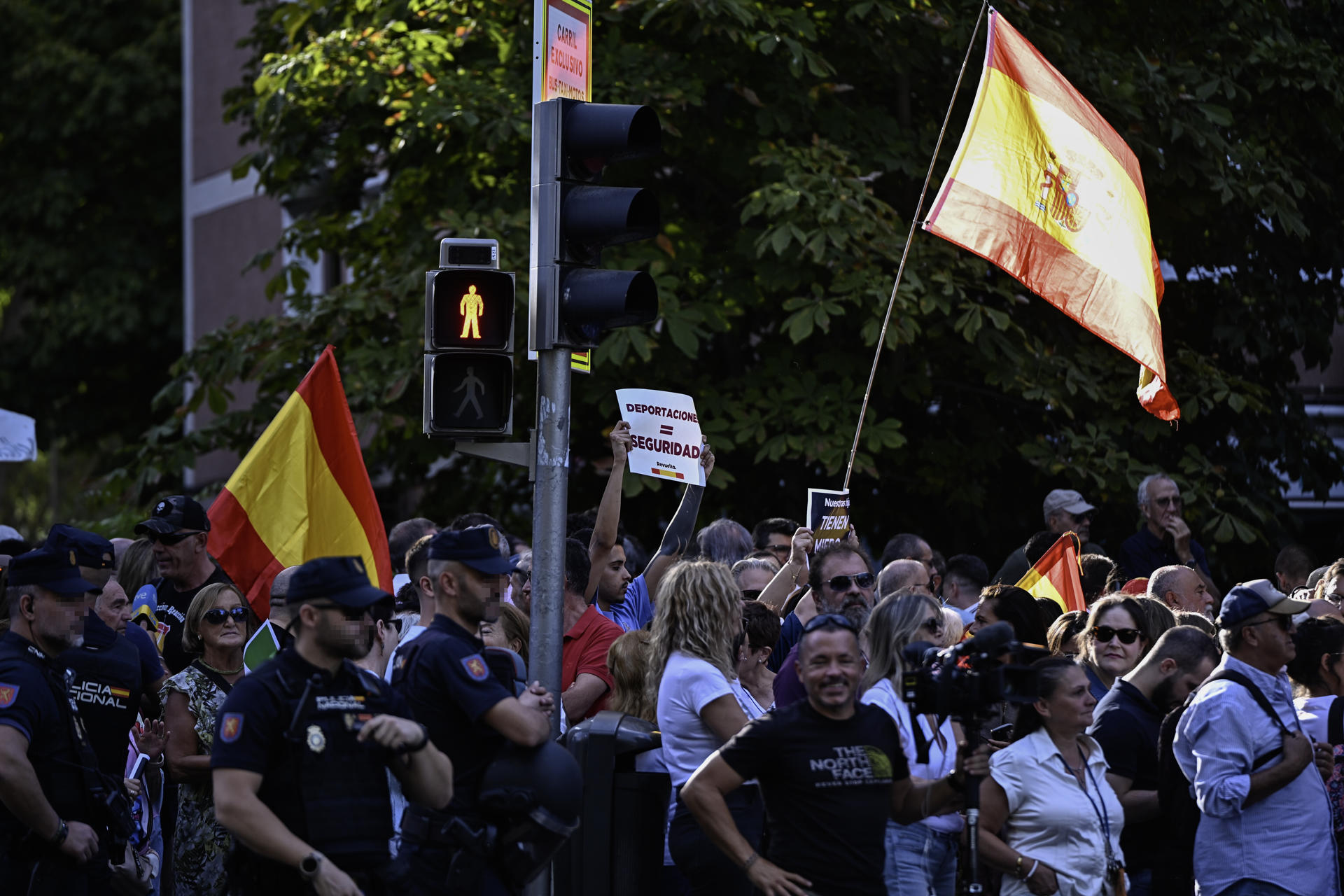 Decenas de personas se concentran este martes ante el centro de menores de Hortaleza, en Madrid. La Delegación del Gobierno ha prohibido la concentración convocada esta tarde por Vox frente al centro de menores del distrito madrileño de Hortaleza en el que residía el menor detenido este fin de semana como presunto autor de una violación a una menor. Así lo ha comunicado la Delegación del Gobierno ante la protesta convocada a las 18:30 horas de este martes frente al centro donde la noche del domingo dos encapuchados agredieron a tres menores migrantes. EFE/ Fernando Villar