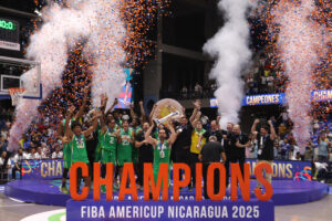Jugadores de Brasil celebran el título en la final de la FIBA AmeriCup 2025 ante Argentina, en Managua (Nicaragua). EFE/STR