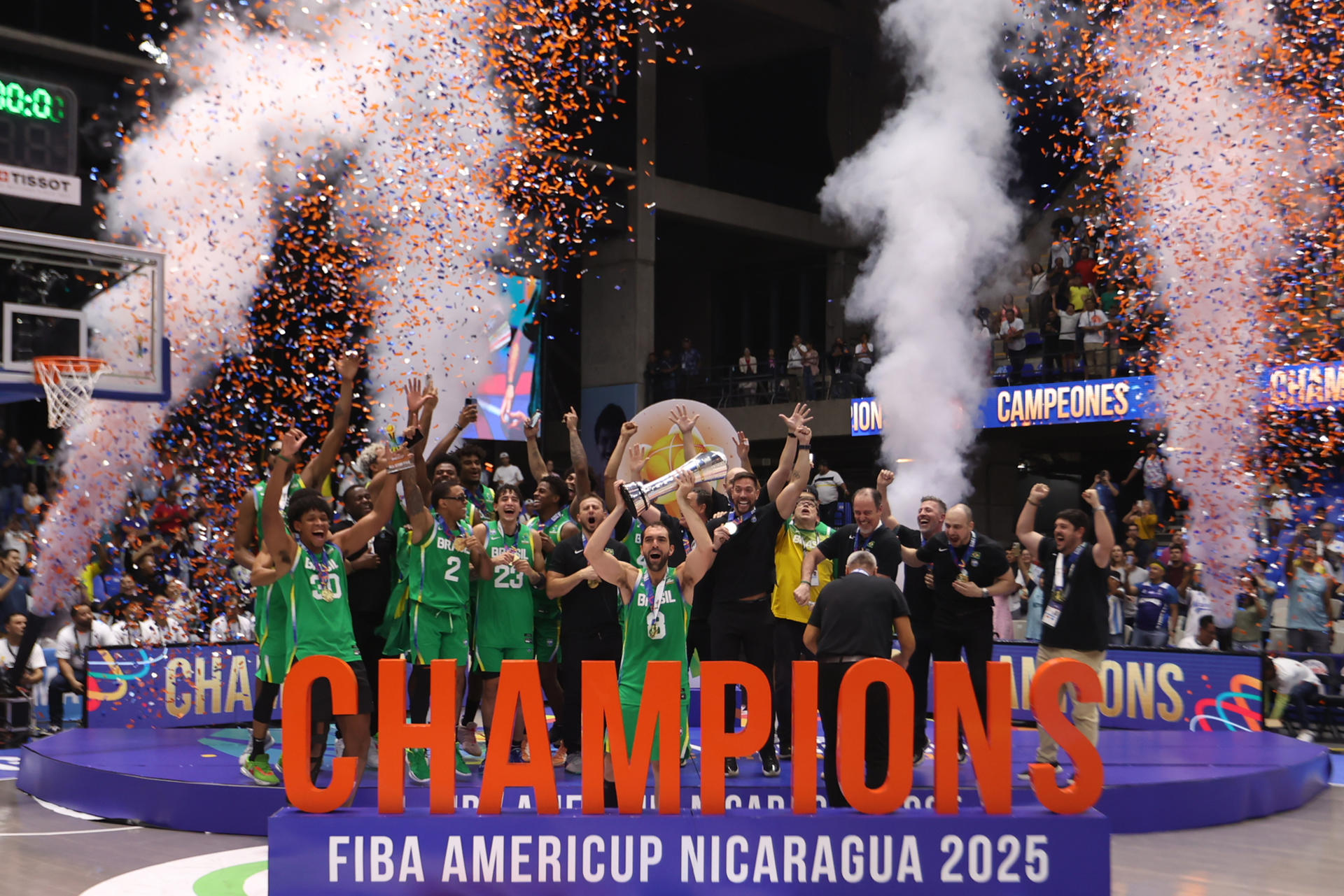 Jugadores de Brasil celebran el título en la final de la FIBA AmeriCup 2025 ante Argentina, en Managua (Nicaragua). EFE/STR