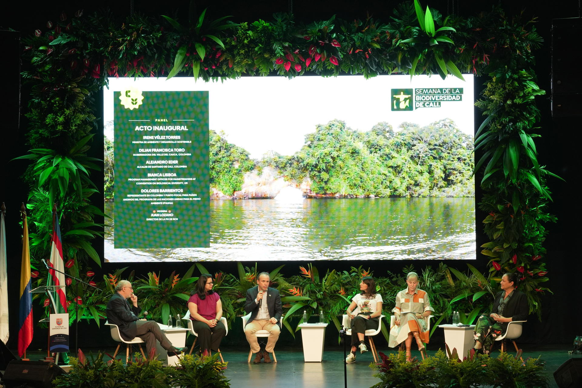 De izquierda a derecha: el periodista Juan Lozano; la gerente del programa de Compromiso Empresarial con la Secretaría del Convenio sobre la Diversidad Biológica, Bianca Lisboa; el alcalde de Cali, Alejandro Éder; la ministra de medio ambiente, Irene Velez; la gobernadora del Valle del Cauca, Dilian Francisca Toro, y la representante del Programa de las Naciones Unidas para el Medio Ambiente, Dolores Barrientos, participan durante la inauguración de la Semana de la Biodiversidad en el Teatro Municipal Enrique Buenaventura este lunes, en Cali (Colombia). EFE/Ernesto Guzmán
