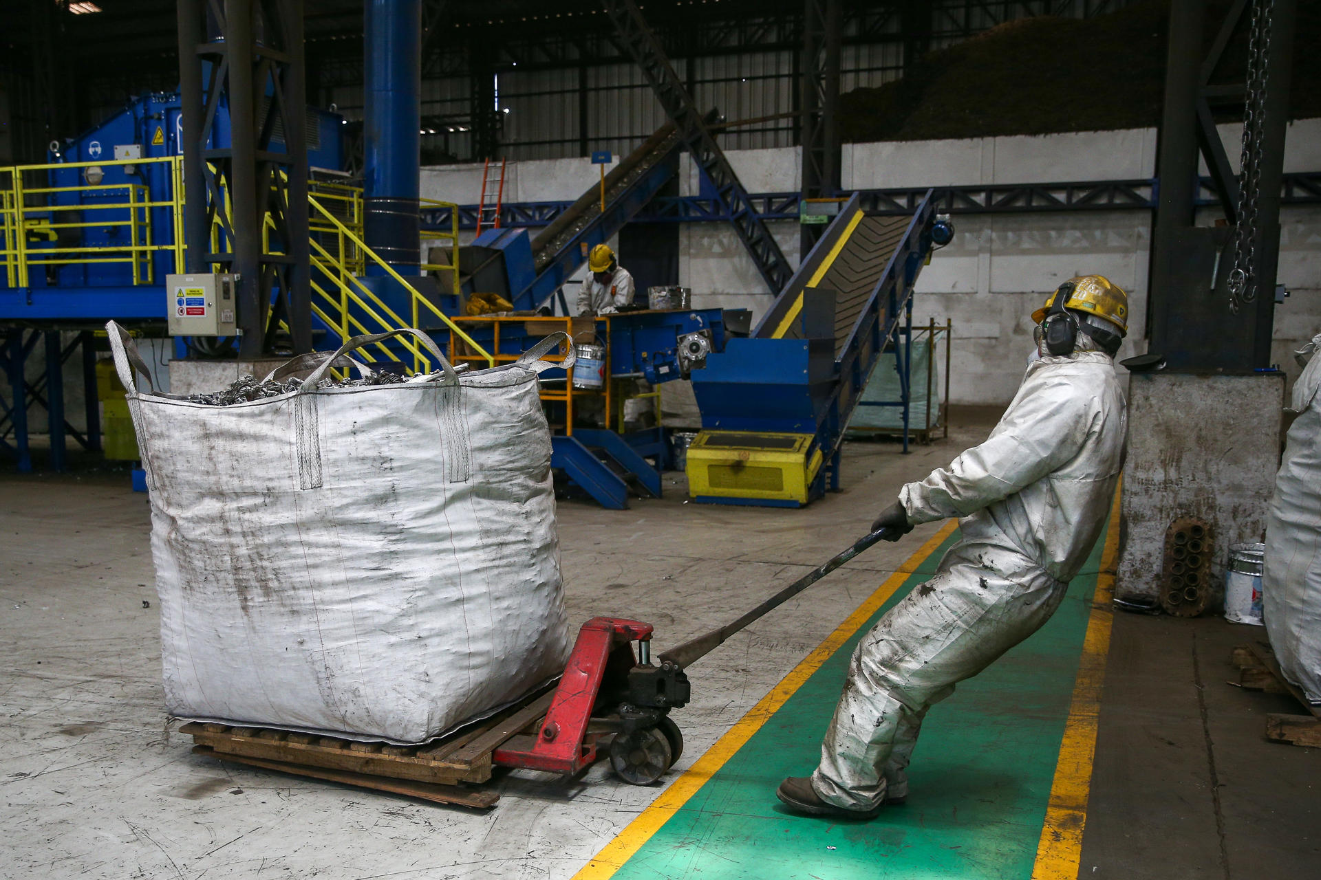 Más de 2,5 millones de toneladas de chatarra han sido recicladas en los últimos quince años en Ecuador para darles una segunda vida y uso en una fábrica que se alimenta cada vez más de energías limpias y renovables para forjar un "acero verde". EFE/ José Jácome