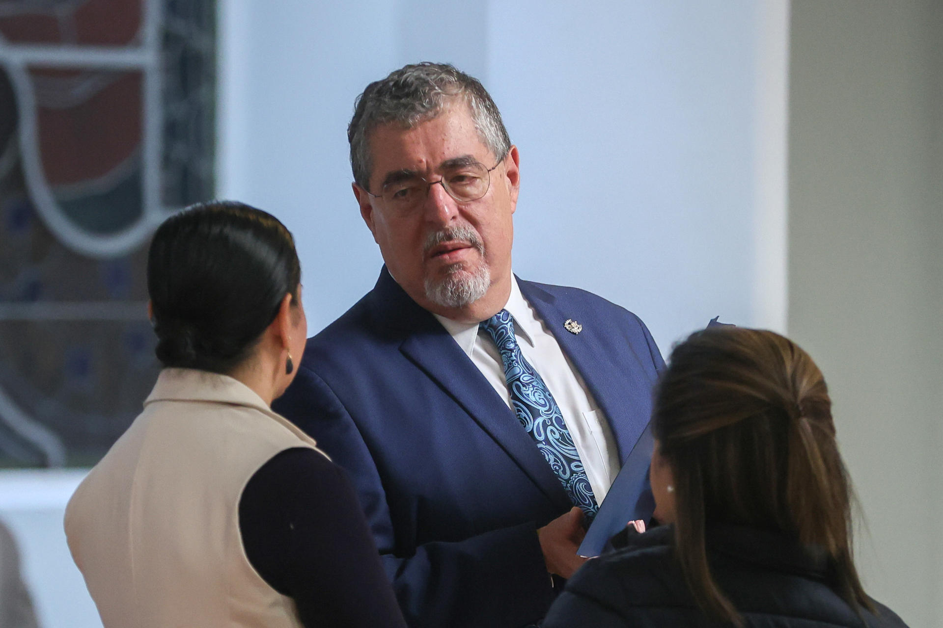 El presidente de Guatemala, Bernardo Arévalo de León (c), asiste a una rueda de prensa este martes, en Ciudad de Guatemala (Guatemala). EFE/ Mariano Macz