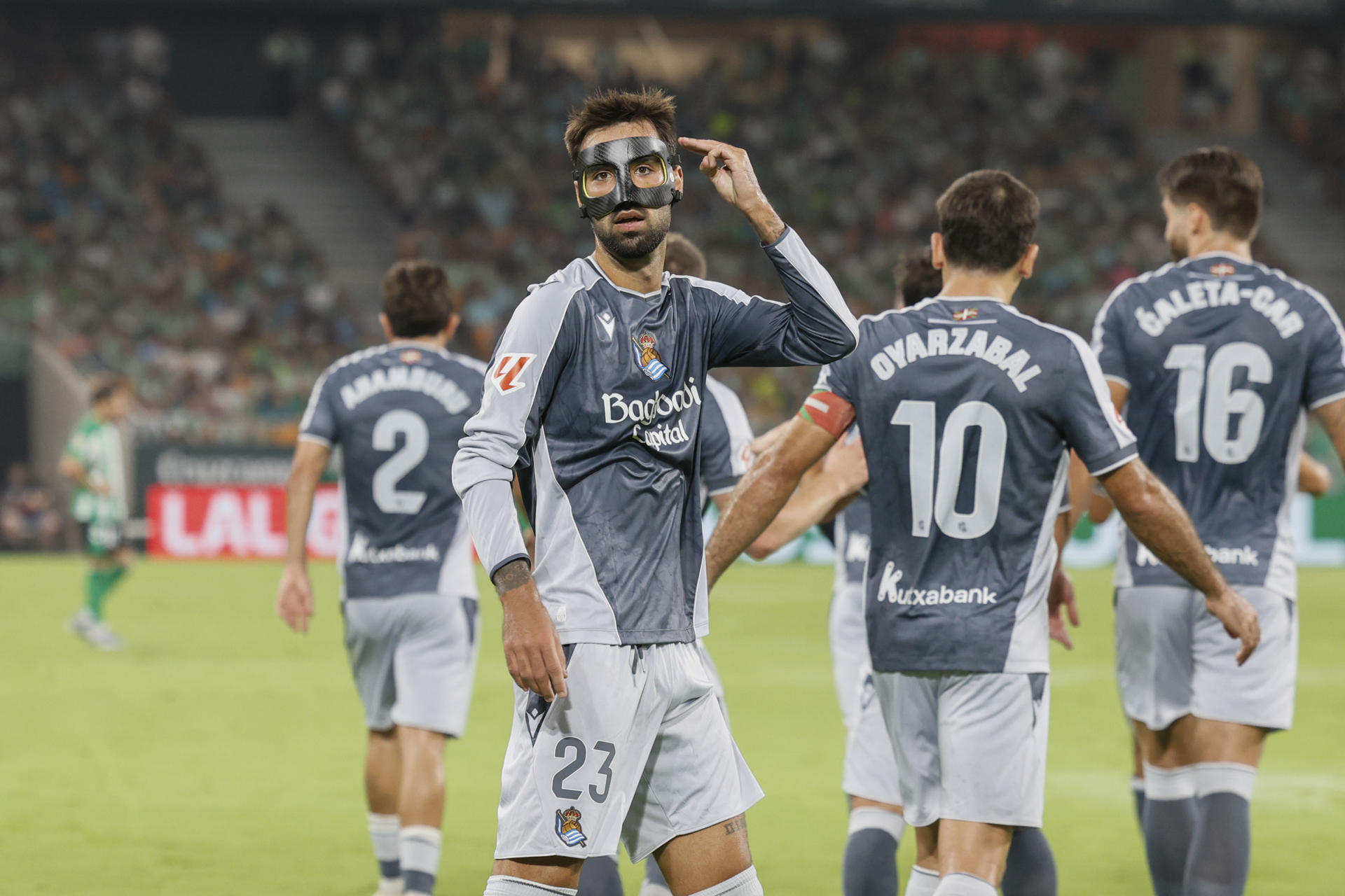 El centrocampista de la Real Sociedad Brais Méndez celebra su gol durante el partido de la jornada 5 de LaLiga EA Sports entre el Real Betis y la Real Sociedad, este viernes en el estadio de La Cartuja, en Sevilla. EFE/ José Manuel Vidal