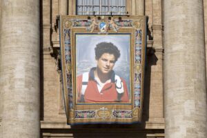 El retrato de Carlo Acutis en la Plaza de San Pedro para la canonización de Carlo Acutis y Piergiorgio Frassati, en el Vaticano, el 7 de septiembre de 2025. Carlo Acutis, un adolescente italiano que murió en 2006, será canonizado por el Papa León XIV en una ceremonia en el Vaticano, convirtiéndose en el primer santo millennial. EFE/EPA/MASSIMO PERCOSSI
//////////
VATICAN (Vatican City State (Holy See)), 07/09/2025.- The portrait of Carlo Acutis in St. Peter's Square for the canonization of Carlo Acutis and Piergiorgio Frassati, at the Vatican, 07 September 2025. Carlo Acutis, an Italian teenager who died in 2006, will be canonized by Pope Leo XIV in a ceremony at the Vatican, becoming the first millennial saint. (Papa) EFE/EPA/MASSIMO PERCOSSI