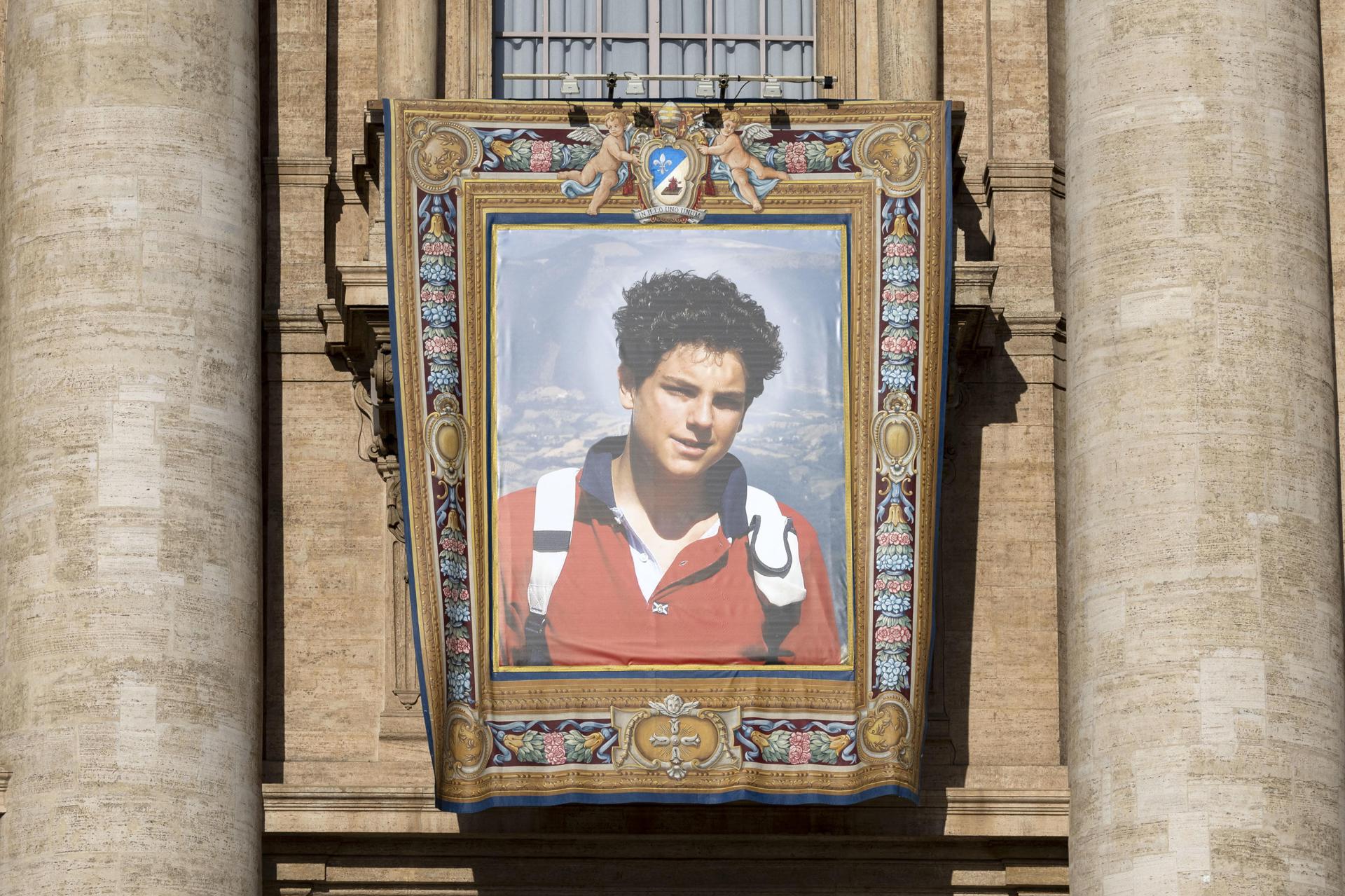 El retrato de Carlo Acutis en la Plaza de San Pedro para la canonización de Carlo Acutis y Piergiorgio Frassati, en el Vaticano, el 7 de septiembre de 2025. Carlo Acutis, un adolescente italiano que murió en 2006, será canonizado por el Papa León XIV en una ceremonia en el Vaticano, convirtiéndose en el primer santo millennial. EFE/EPA/MASSIMO PERCOSSI
//////////
VATICAN (Vatican City State (Holy See)), 07/09/2025.- The portrait of Carlo Acutis in St. Peter's Square for the canonization of Carlo Acutis and Piergiorgio Frassati, at the Vatican, 07 September 2025. Carlo Acutis, an Italian teenager who died in 2006, will be canonized by Pope Leo XIV in a ceremony at the Vatican, becoming the first millennial saint. (Papa) EFE/EPA/MASSIMO PERCOSSI