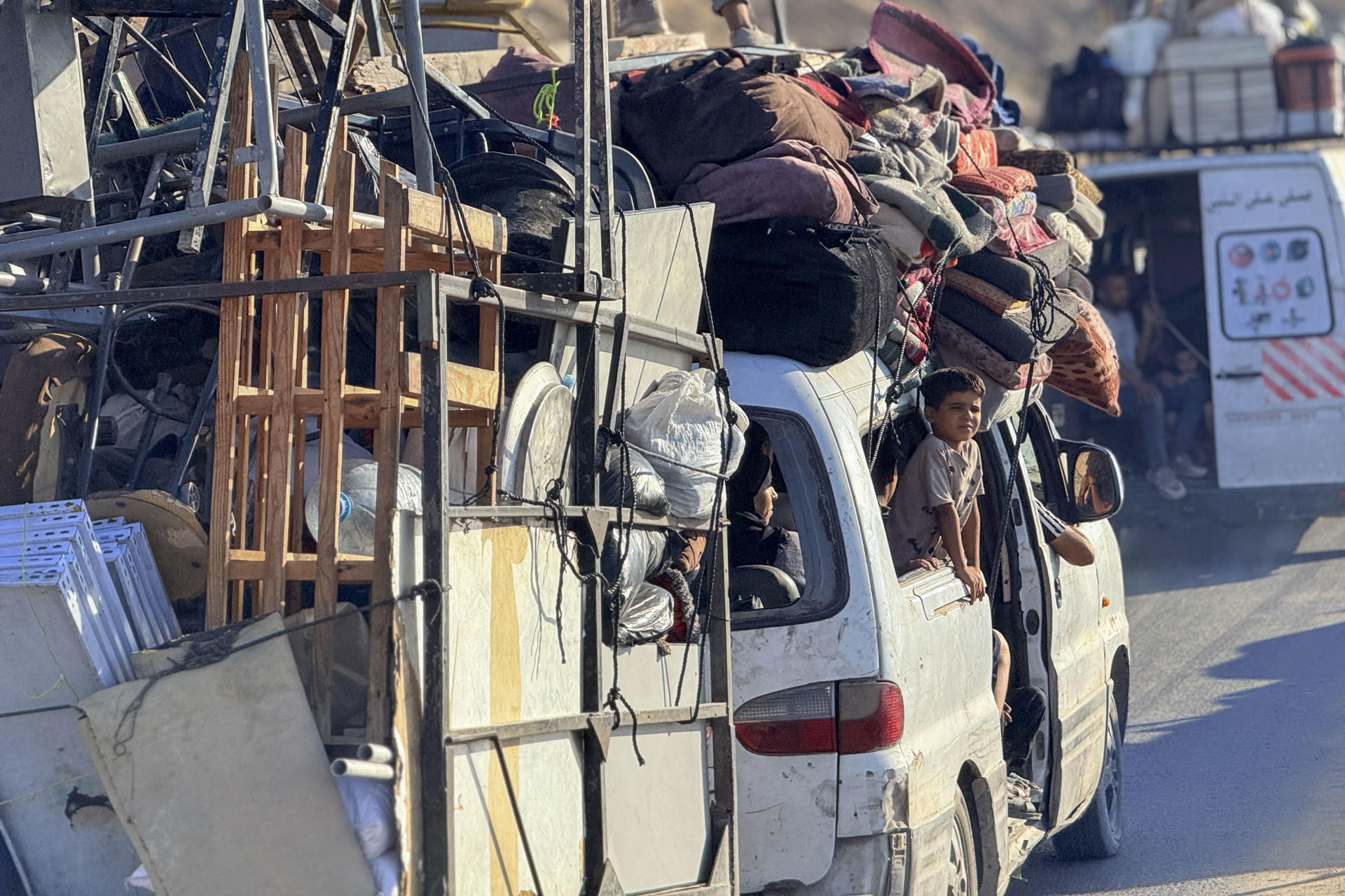 Miles de personas se desplazan este viernes desde la ciudad de Gaza hacia el sur de la Franja de Gaza, tras las órdenes de evacuación forzosa israelíes y los constantes bombardeos. EFE/ Ahmad Awad