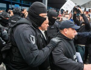 Policías escoltan al oligarca fugitivo de Moldavia Vlad Plahotniuc (C) después de su extradición desde Grecia a su llegada al Aeropuerto Internacional de Chisinau, Moldavia, 25 de septiembre de 2025. El ex político y empresario Plahotniuc enfrenta cargos por un caso de fraude valorado en mil millones de dólares estadounidenses. (Grecia, Moldavia) 
EFE/EPA/DUMITRU DORU
//////////
Chisinau (República de Moldova), 25/09/2025.- Policías escoltan al oligarca fugitivo de Moldavia Vlad Plahotniuc (C) después de su extradición desde Grecia a su llegada al Aeropuerto Internacional de Chisinau, Moldavia, 25 de septiembre de 2025. El ex político y empresario Plahotniuc enfrenta cargos por un caso de fraude valorado en mil millones de dólares estadounidenses. (Grecia, Moldavia) EFE/EPA/DUMITRU DORU
//////////
Chisinau (Moldova, Republic of), 25/09/2025.- Policemen escort Moldova's fugitive oligarch Vlad Plahotniuc (C) after his extradition from Greece upon arrival at Chisinau International Airport, Moldova, 25 September 2025. The former politician and businessman Plahotniuc is facing charges over a fraud case worth one billion US dollars. (Grecia, Moldavia) EFE/EPA/DUMITRU DORU