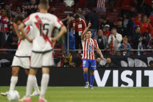 El delantero argentino del Atlético de Madrid, Julián Álvarez, celebra el tercer gol del equipo colchonero durante el partido de la jornada 6 de Liga que disputaron Rayo Vallecano y Atlético de Madrid en el estadio Riyadh Air Metropolitano, en Madrid. EFE/Juanjo Martín