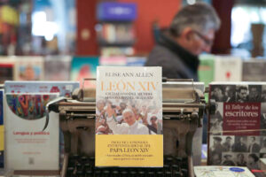 Fotografía en la que se observa el libro 'León XIV. Ciudadano del mundo, misionero del siglo XXI' este 18 de septiembre de 2025, en Lima (Perú). EFE/ Paolo Aguilar