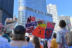 Manifestantes levantan pancartas durante una protesta frente a la Torre Trump en Chicago, Illinois (EE.UU.), el 1 de septiembre de 2025. EFE/EPA/PATRICKGORSKI