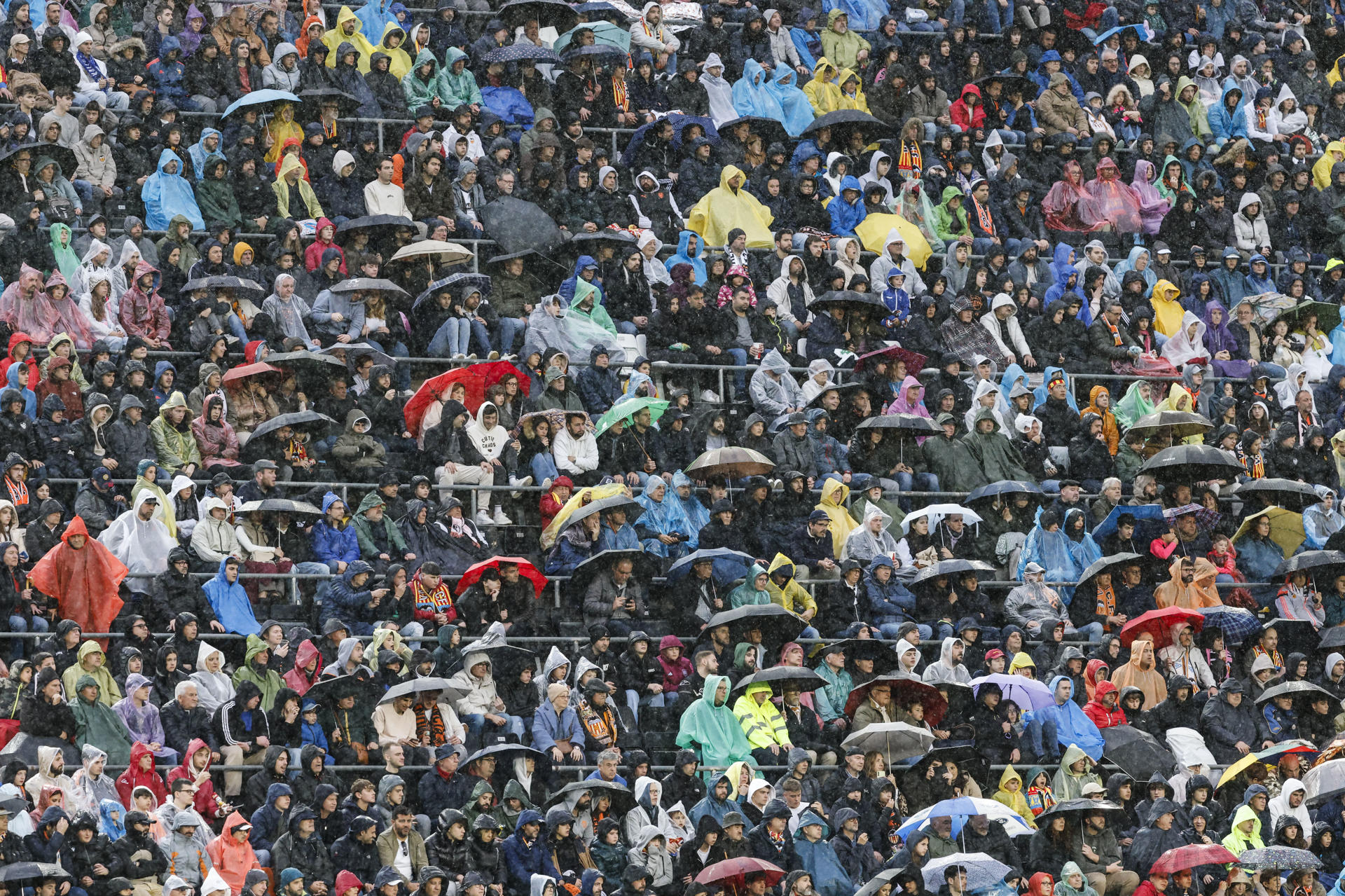 Vista de la lluvia en el estadio de Mestalla, en foto de archivo de Ana Escobar. EFE