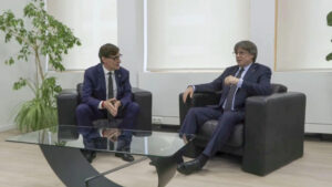 El presidente catalán, Salvador Illa (izda), y el expresidente y líder de Junts, Carles Puigdemont, inician este martes su reunión en la delegación de la Generalitat en Bruselas, el primer encuentro entre ambos desde que el líder socialista asumió el cargo. EFE TV