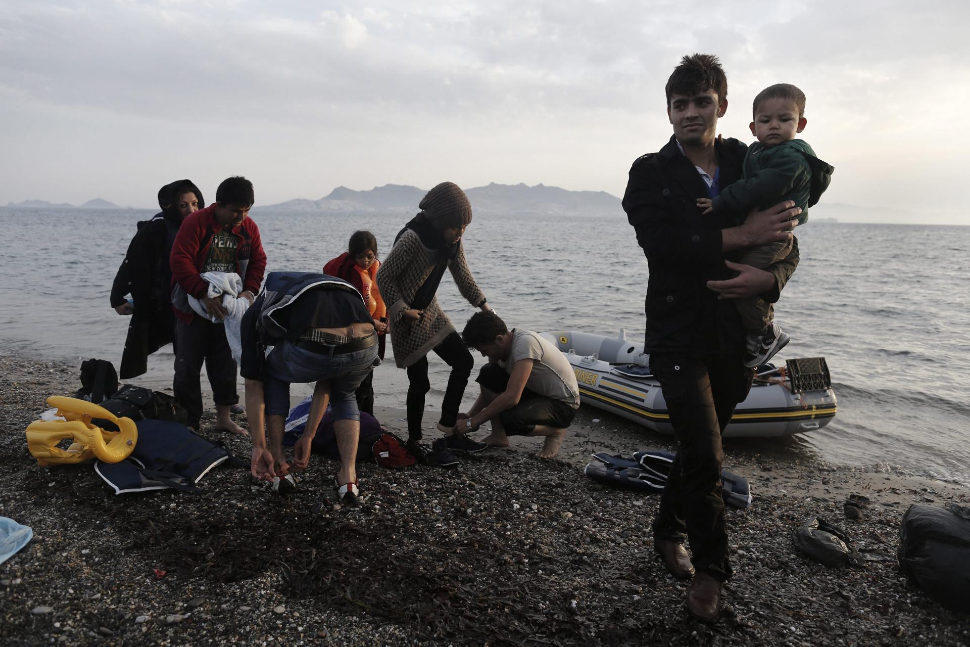 YAN30 KOS (GRECIA) 06/05/2015.- El afgano Zarabkht Safi carga con un niño en brazos tras desembarcar en la isla de Kos (Grecia) cerca de la frontera con Turquía el 6 de mayo de 2015. Grecia recibe una media diaria de cien inmigrantes y refugiados, aunque hay jornadas en que llegan varios centenares de personas, mayoritariamente por mar desde Turquía. Solo en el primer trimestre del año se registraron 10.445 llegadas de inmigrantes, de acuerdo con las cifras de la Guardia Costera. Grecia es una de las principales puertas de entrada para los que quieren acceder a territorio europeo, por lo que el Ejecutivo ha pedido en repetidas ocasiones más apoyo a sus socios con el fin de gestionar el flujo de personas que llegan por vía marítima, tras asegurar que los guardacostas están desbordados. EFE/Yannis Kolesidis