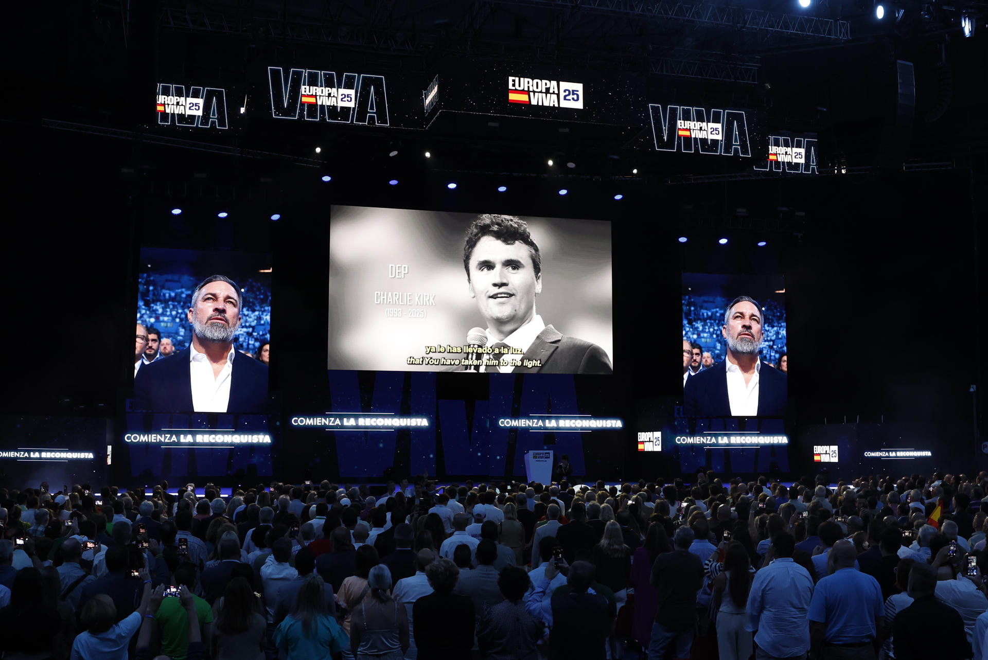 El líder de Vox, Santiago Abascal, durante un homenaje a Charlie Kirk en el evento 'Europa Viva 25', en el que participarán por videoconferencia líderes de la ultraderecha internacional como el presidente de Argentina, Javier Milei, y representantes del grupo Patriots del Parlamento Europeo, este domingo, en Madrid. EFE/J.J. Guillén
