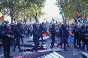 La Policía realiza cargas contra los manifestantes propalestinos con el objetivo de despejar el recorrido de los ciclistas en el Paseo del Prado, el pasado domingo en Madrid.- EFE/Rodrigo Jiménez