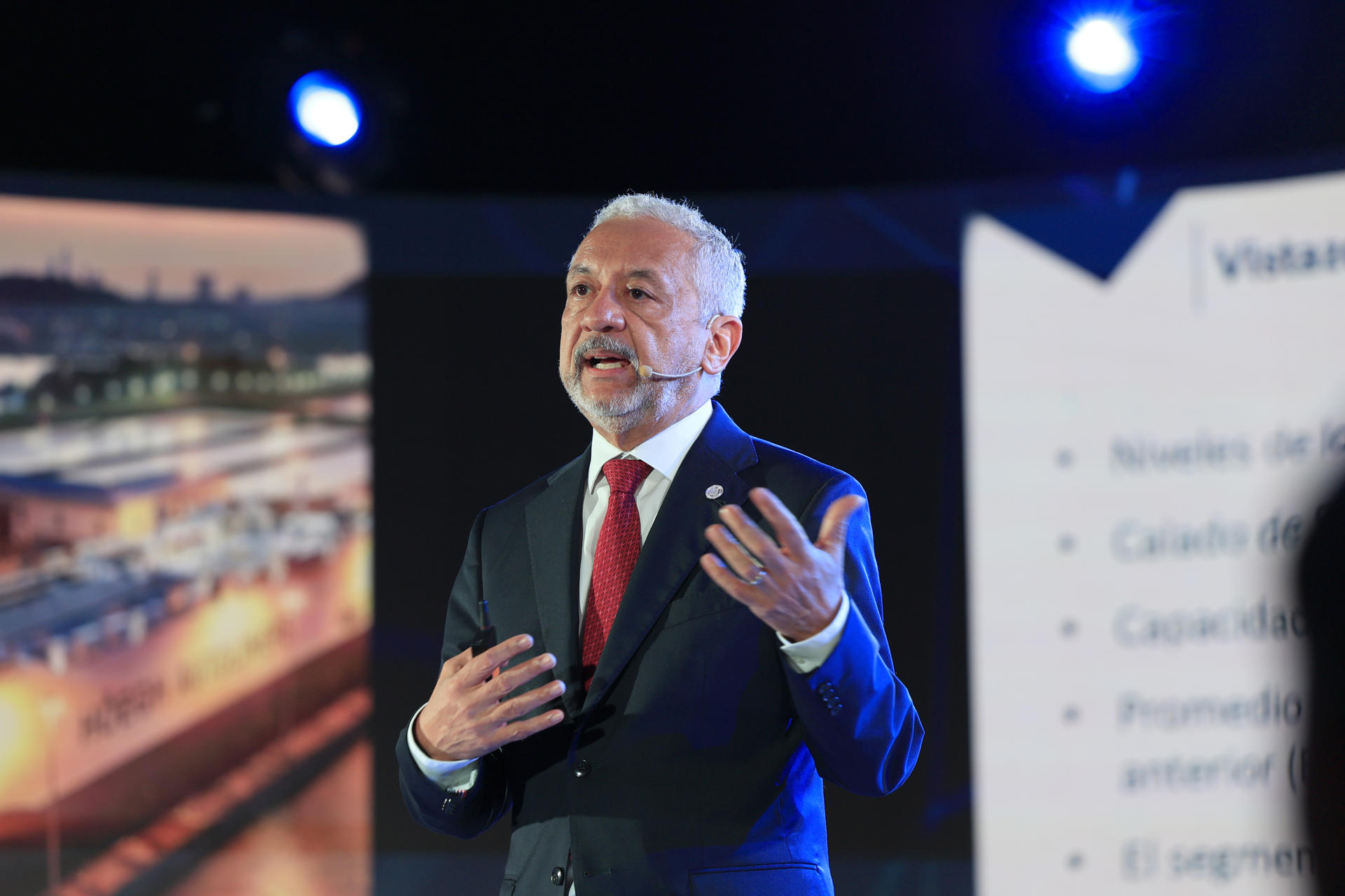 El administrador de la Autoridad del canal de Panamá, Ricaurte Vázquez Morales, habla durante la presentación 'Canal de Panamá: Visión del futuro' este martes, en Ciudad de Panamá (Panamá). EFE/ Bienvenido Velasco