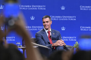 El presidente del Gobierno español Pedro Sánchez en la Universidad de Columbia, en una de sus primeras actividades en Nueva York con motivo de la semana de alto nivel de la ONU, donde intervino este lunes ante varios cientos de estudiantes de la Universidad para exponer su visión sobre la respuesta progresista que cree que ha de dar el mundo a los desafíos globales. EFE/Pool Moncloa/Borja Puig de la Bellacasa