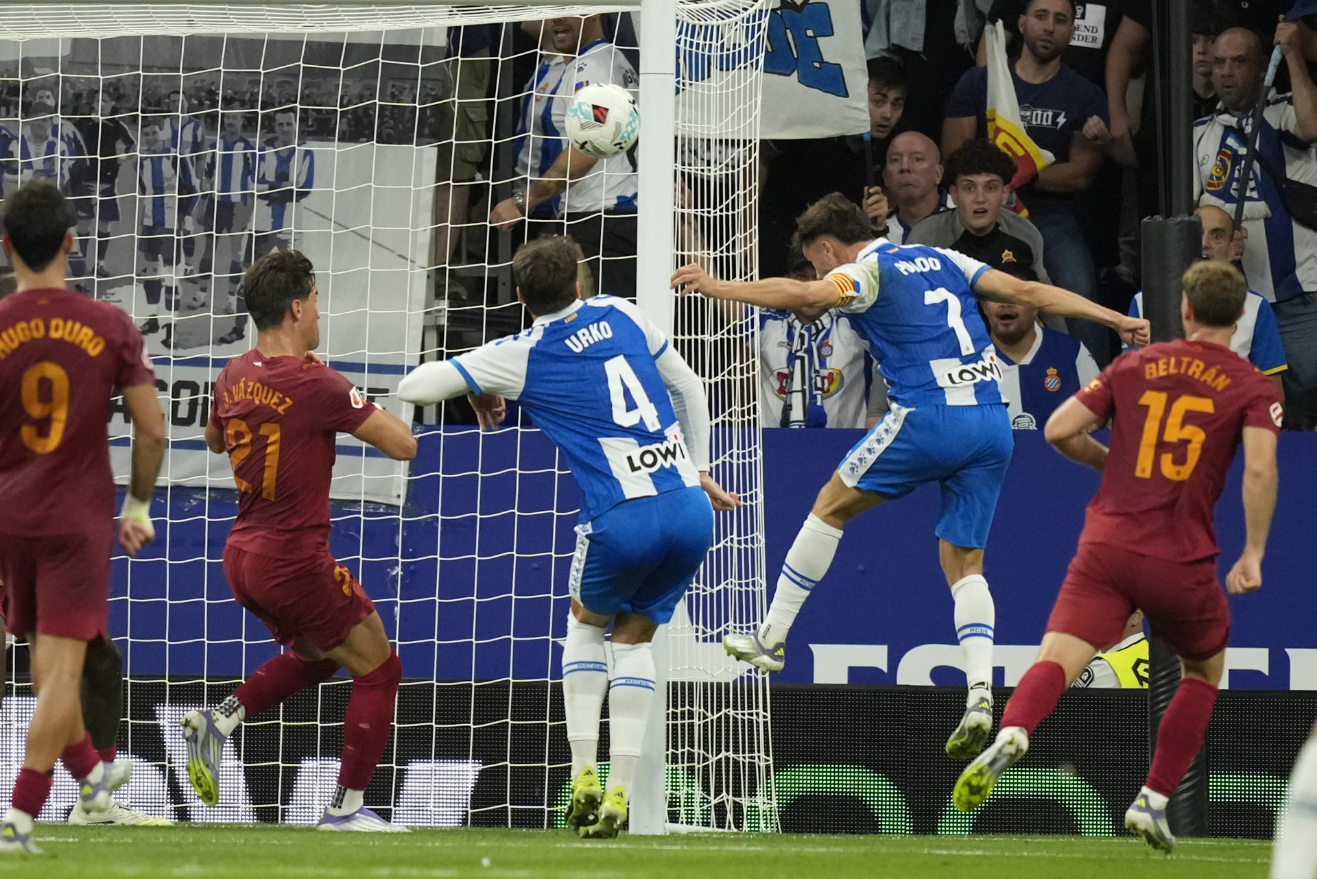 El delantero del Espanyol Javi Puado (2-d) marca el segundo gol ante el Valencia, durante el encuentro correspondiente a la sexta jornada de LaLiga EA Sports disputado entre RCD Espanyol y Valencia CF en el RCDE Stadium, en Barcelona. EFE/Enric Fontcuberta
