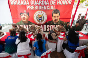 Fotografía de archivo, tomada el pasado 23 de agosto, de un grupo de ciudadanos venezolanos al participar en una jornada de alistamiento de la Milicia Nacional Bolivariana, en Caracas (Venezuela). EFE/Ronald Pena