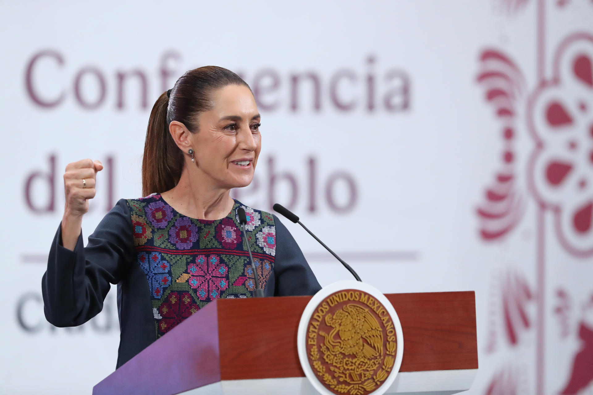 La presidenta de México, Claudia Sheinbaum, habla durante una rueda de prensa matutina este jueves, en el Palacio Nacional de la Ciudad de México (México). EFE/Mario Guzmán
