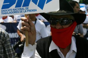 Fotografía de archivo de una marcha de integrantes del Sindicato Nacional de Trabajadores de la Prensa (SNTP) de Venezuela, al exigir respeto y garantías para los trabajadores del gremio, e Caracas (Venezuela). EFE/Harold Escalona