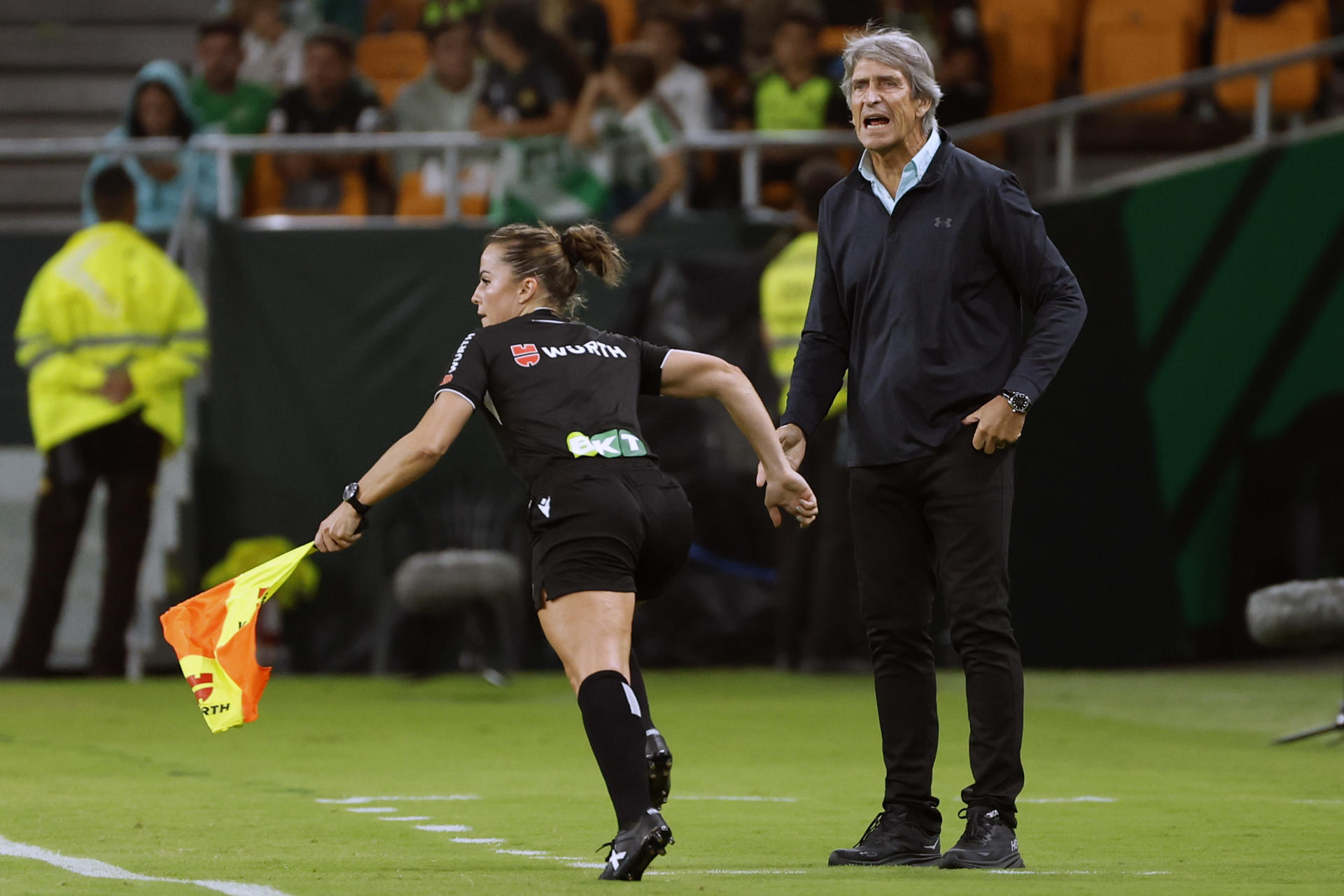El técnico chileno del Betis, Manuel Pellegrini, durante el encuentro correspondiente a la jornada 7 de Laliga EA Sports que disputaron Betis y Osasuna en el estadio de La Cartuja, en Sevilla. EFE / Julio Muñoz.
